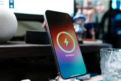 栾川苹果15换屏服务分享用什么充电器给iPhone15充电更好 